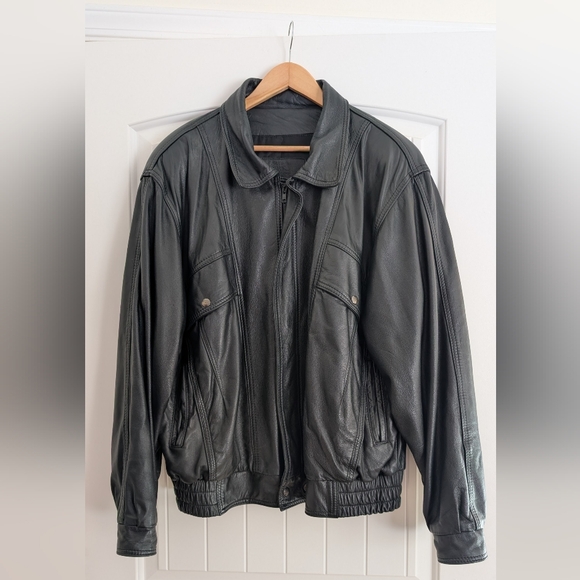 Men's Classic Black Leather Bomber Jacket - Picture 2 of 10